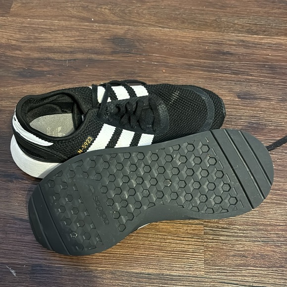 Hello! I’m selling adidas shoes. Size 6.5 for women. One time use. Will be wash! - Picture 3 of 4